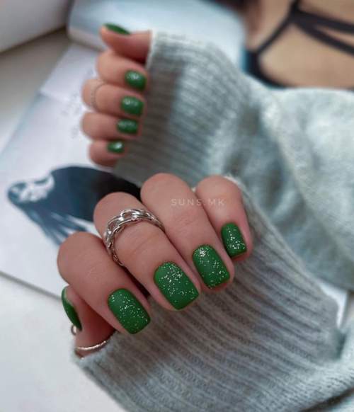 Photo du design des ongles verts à la mode 2022: nouvelle manucure