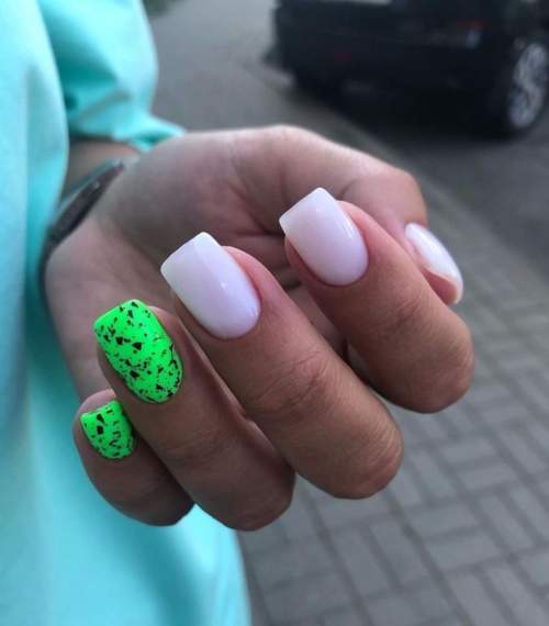 Photo du design des ongles verts à la mode 2022: nouvelle manucure