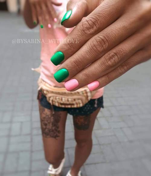 Photo du design des ongles verts à la mode 2022: nouvelle manucure