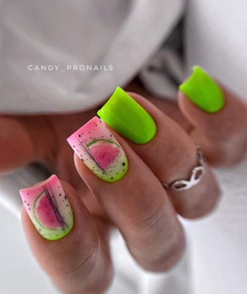 Photo du design des ongles verts à la mode 2022: nouvelle manucure