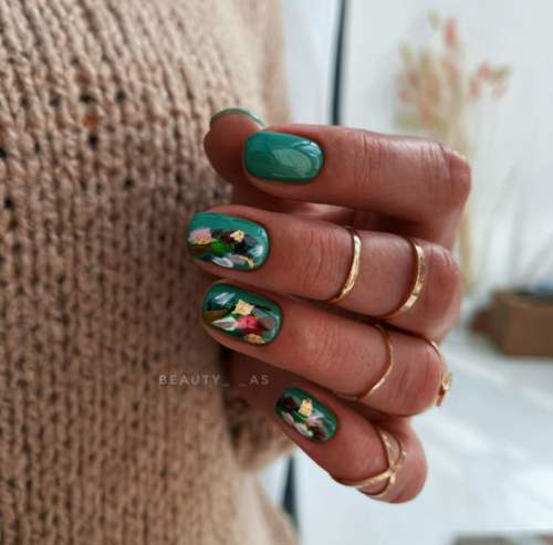 Photo du design des ongles verts à la mode 2022: nouvelle manucure