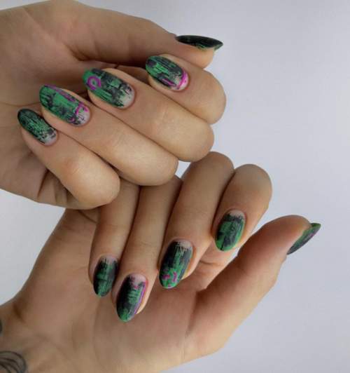 Photo du design des ongles verts à la mode 2022: nouvelle manucure