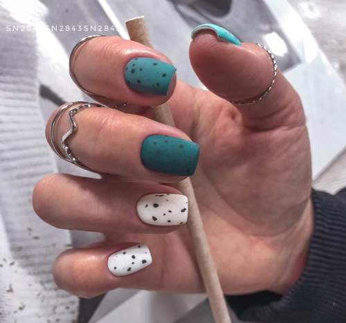 Photo du design des ongles verts à la mode 2022: nouvelle manucure