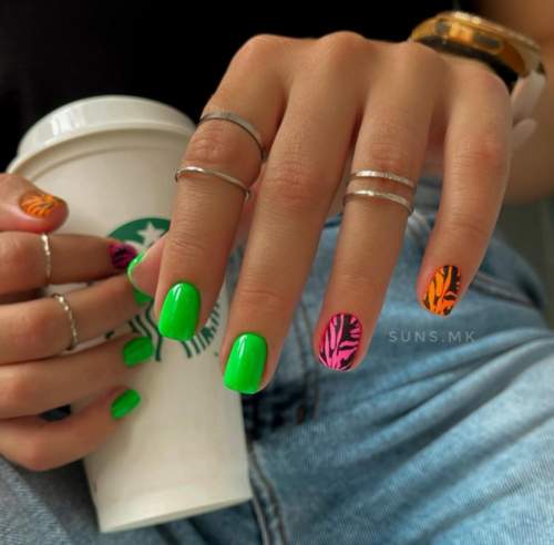 Photo du design des ongles verts à la mode 2022: nouvelle manucure