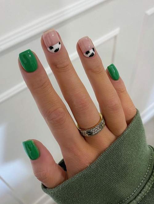 Photo du design des ongles verts à la mode 2022: nouvelle manucure