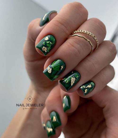 Photo du design des ongles verts à la mode 2022: nouvelle manucure