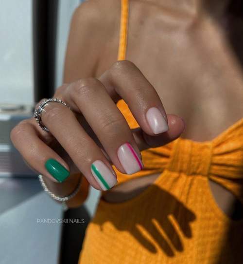 Photo du design des ongles verts à la mode 2022: nouvelle manucure