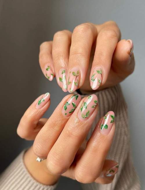 Photo du design des ongles verts à la mode 2022: nouvelle manucure