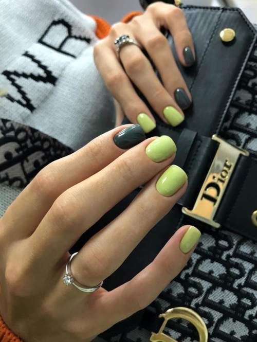 Photo du design des ongles verts à la mode 2022: nouvelle manucure