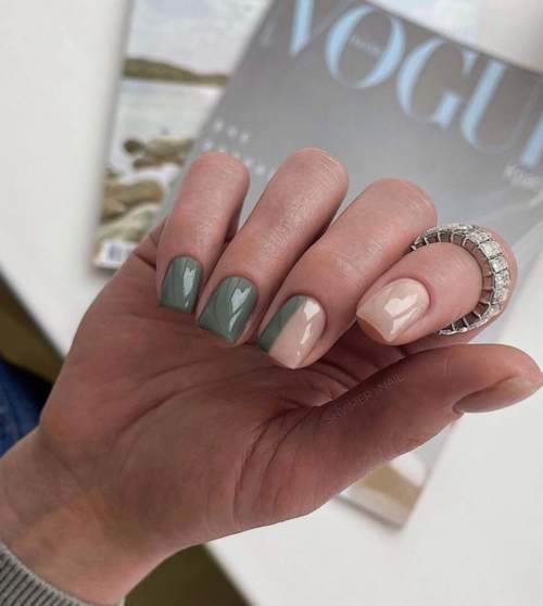 Photo du design des ongles verts à la mode 2022: nouvelle manucure
