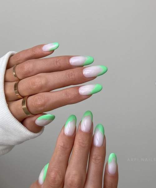 Photo du design des ongles verts à la mode 2022: nouvelle manucure