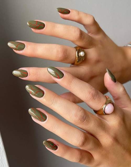 Photo du design des ongles verts à la mode 2022: nouvelle manucure
