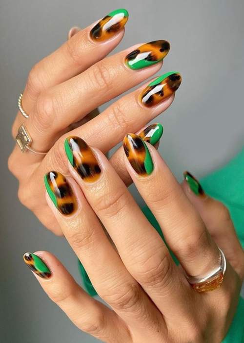 Photo du design des ongles verts à la mode 2022: nouvelle manucure