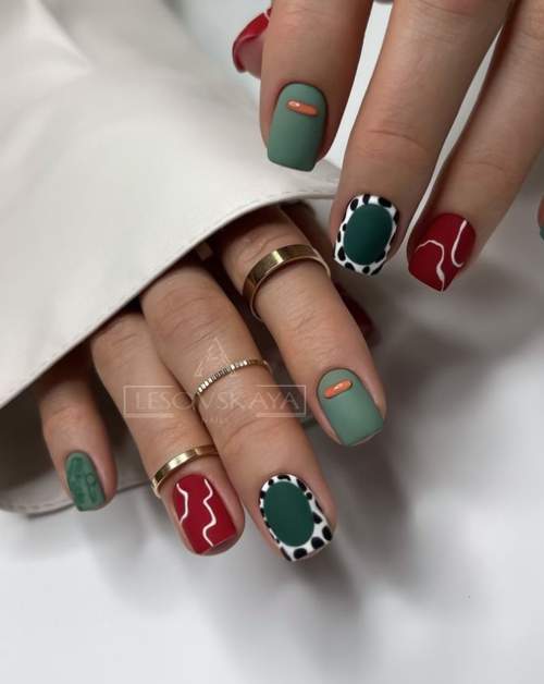 Photo du design des ongles verts à la mode 2022: nouvelle manucure