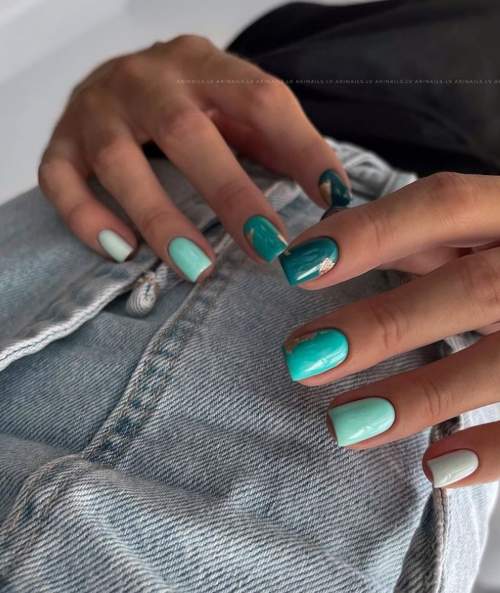 Photo du design des ongles verts à la mode 2022: nouvelle manucure