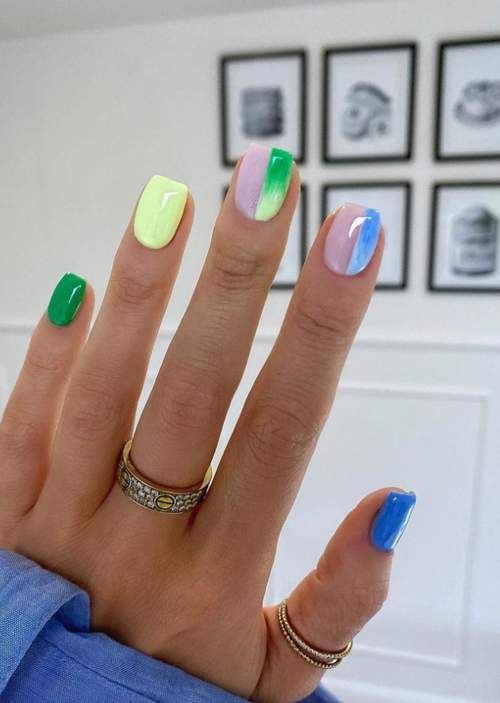 Photo du design des ongles verts à la mode 2022: nouvelle manucure