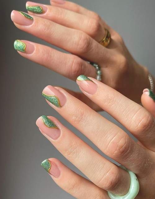 Photo du design des ongles verts à la mode 2022: nouvelle manucure