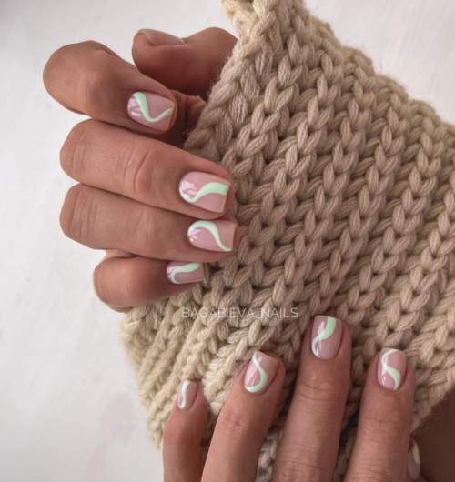 Photo du design des ongles verts à la mode 2022: nouvelle manucure