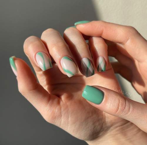Photo du design des ongles verts à la mode 2022: nouvelle manucure
