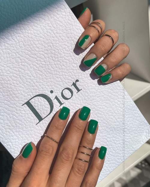 Photo du design des ongles verts à la mode 2022: nouvelle manucure