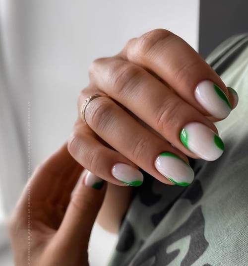 Photo du design des ongles verts à la mode 2022: nouvelle manucure