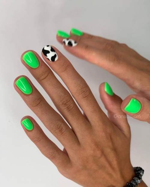 Photo du design des ongles verts à la mode 2022: nouvelle manucure