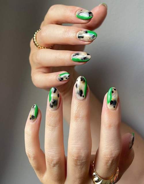Photo du design des ongles verts à la mode 2022: nouvelle manucure