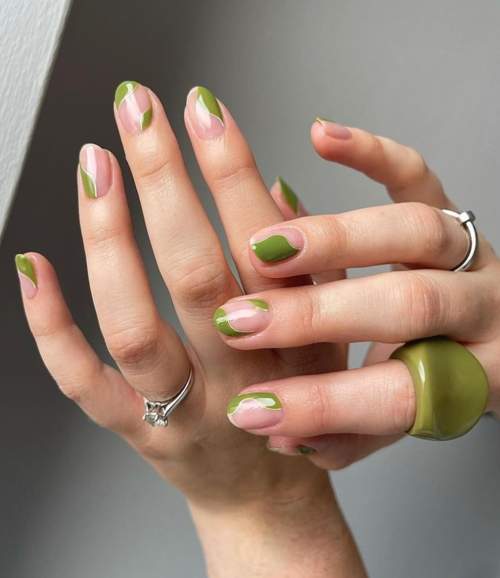 Photo du design des ongles verts à la mode 2022: nouvelle manucure