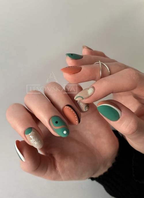 Photo du design des ongles verts à la mode 2022: nouvelle manucure