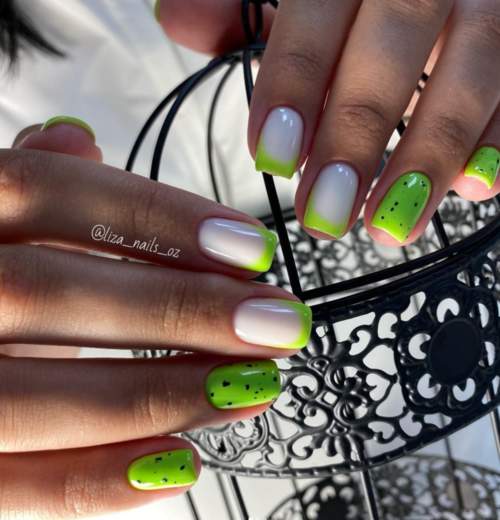 Photo du design des ongles verts à la mode 2022: nouvelle manucure