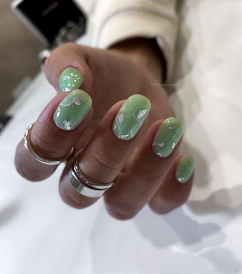 Photo du design des ongles verts à la mode 2022: nouvelle manucure