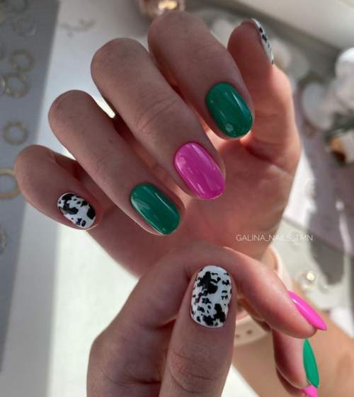 Photo du design des ongles verts à la mode 2022: nouvelle manucure