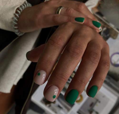 Photo du design des ongles verts à la mode 2022: nouvelle manucure