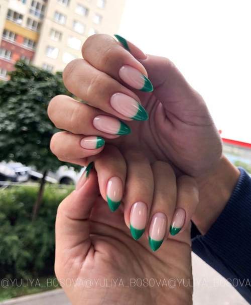 Photo du design des ongles verts à la mode 2022: nouvelle manucure