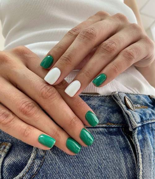 Photo du design des ongles verts à la mode 2022: nouvelle manucure