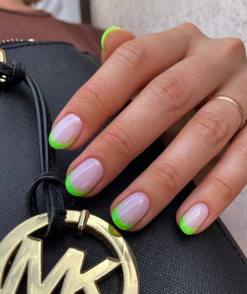Photo du design des ongles verts à la mode 2022: nouvelle manucure