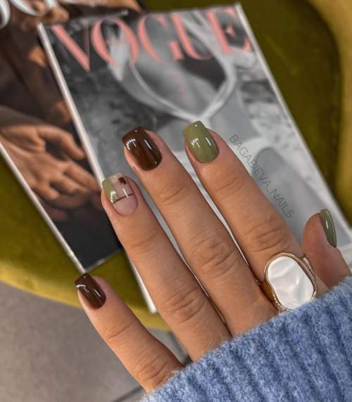 Photo du design des ongles verts à la mode 2022: nouvelle manucure