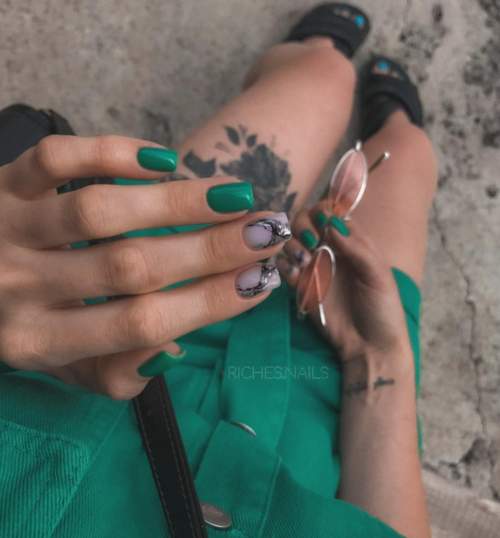 Photo du design des ongles verts à la mode 2022: nouvelle manucure