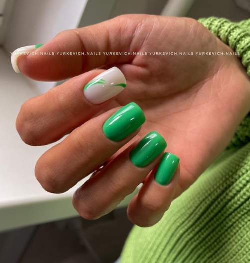Photo du design des ongles verts à la mode 2022: nouvelle manucure