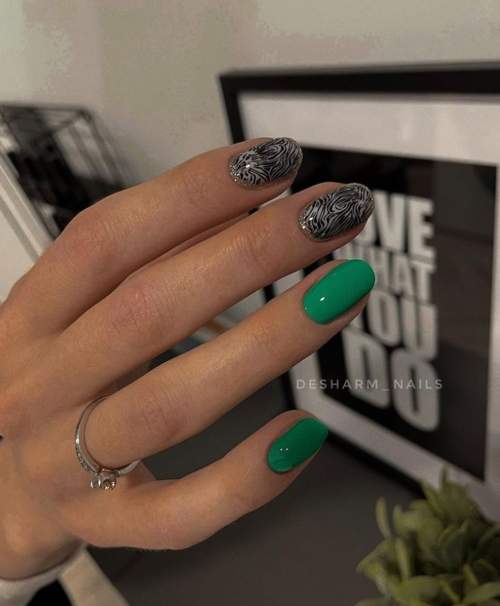 Photo du design des ongles verts à la mode 2022: nouvelle manucure