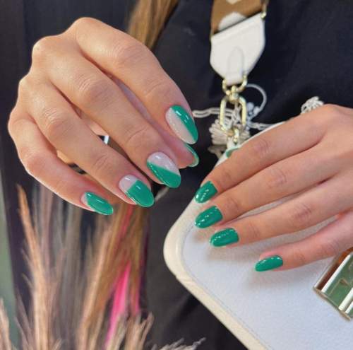 Photo du design des ongles verts à la mode 2022: nouvelle manucure