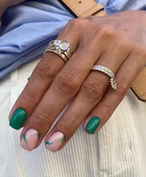 Photo du design des ongles verts à la mode 2022: nouvelle manucure