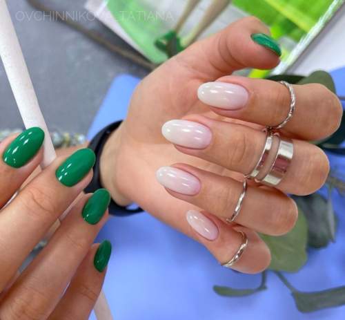 Photo du design des ongles verts à la mode 2022: nouvelle manucure