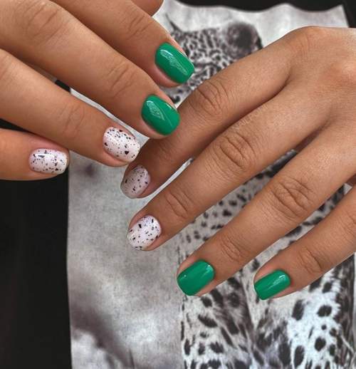 Photo du design des ongles verts à la mode 2022: nouvelle manucure