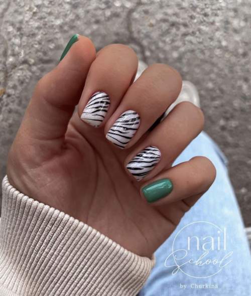 Photo du design des ongles verts à la mode 2022: nouvelle manucure