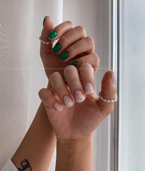 Photo du design des ongles verts à la mode 2022: nouvelle manucure