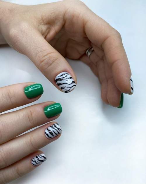 Photo du design des ongles verts à la mode 2022: nouvelle manucure
