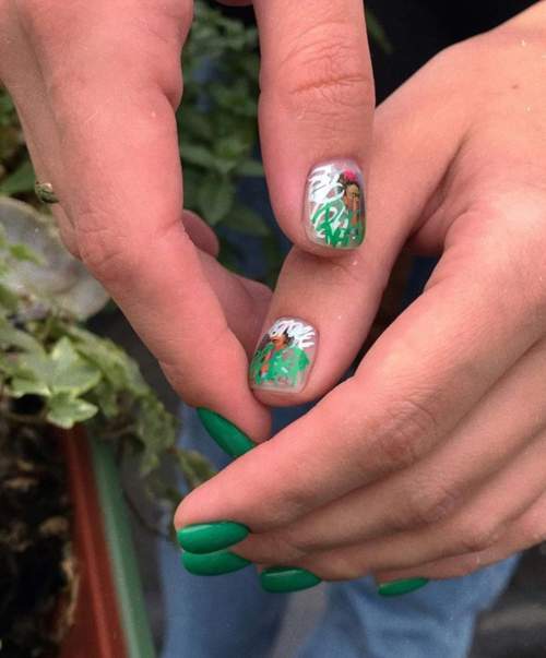 Photo du design des ongles verts à la mode 2022: nouvelle manucure