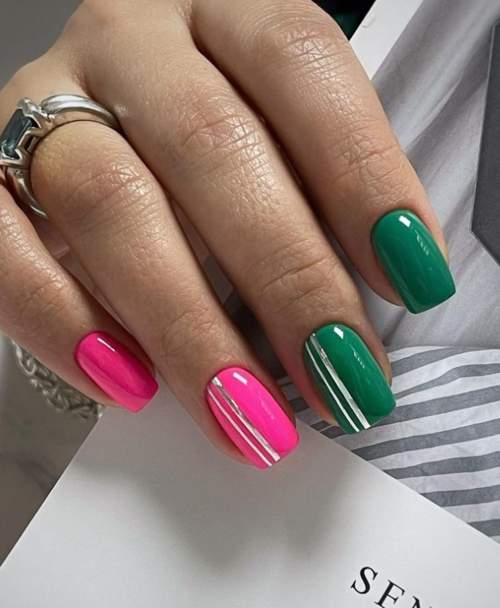 Photo du design des ongles verts à la mode 2022: nouvelle manucure