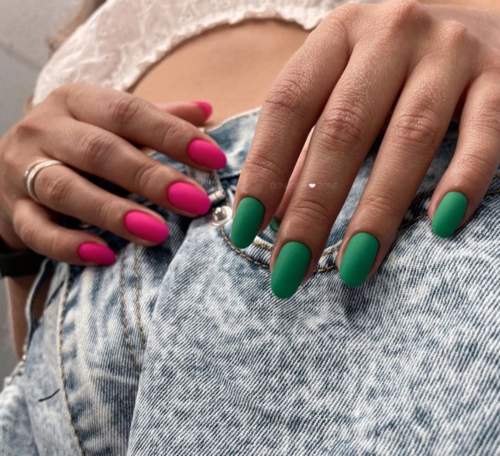 Photo du design des ongles verts à la mode 2022: nouvelle manucure